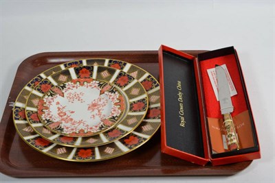 Lot 37 - Royal Crown Derby Imari pattern large plate; another smaller; a side plate; and a cake knife in box