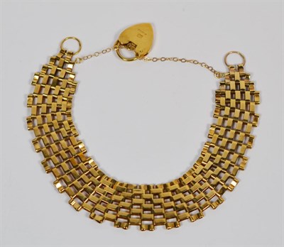 Lot 124 - A gate link bracelet, with a 9 carat gold padlock clasp, length 19cm