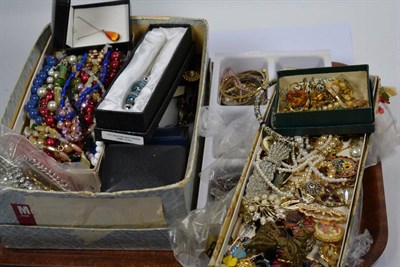 Lot 214 - A quantity of assorted costume jewellery, compacts, thimbles, beaded jewellery, fruit knives etc