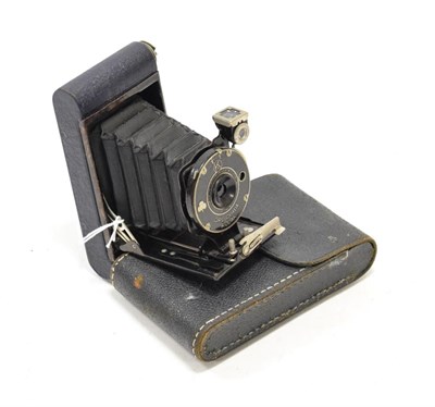 Lot 141 - Kodak Girl Guide Camera no.99804, with Girl Guide logo to casing door and leather case