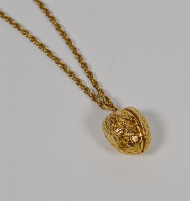 Lot 81 - A 9 carat gold walnut pendant on chain, pendant length 3.5cm, chain length 46cm