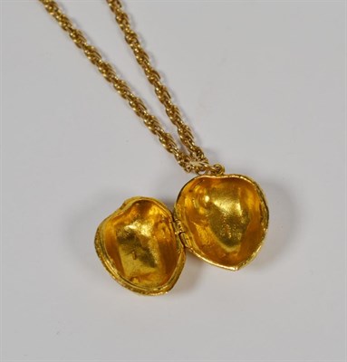 Lot 81 - A 9 carat gold walnut pendant on chain, pendant length 3.5cm, chain length 46cm