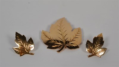 Lot 89 - A leaf motif brooch and stud earring set, all stamped '14K'