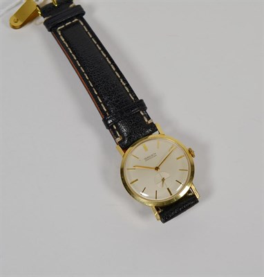 Lot 93 - A 14 carat gold Guren strap watch