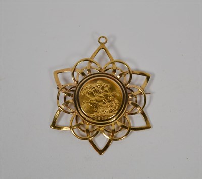 Lot 379 - A 1915 sovereign loose mounted in a 9 carat gold frame as a brooch/pendant