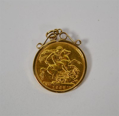 Lot 380 - A 1907 sovereign loose mounted in a 9 carat gold frame as a pendant