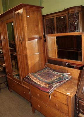 Lot 509 - An early 20th century carved oak two piece bedroom suite