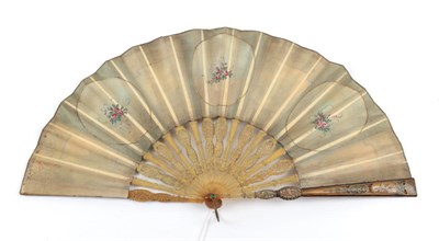 Lot 2089 - A Horn Fan, circa 1900, with attractively shaped monture, the gorge with alternating sticks,...