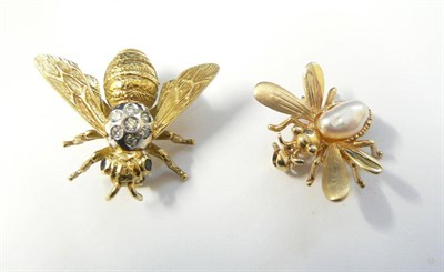 Lot 338 - An 18 Carat Gold Bee Brooch, with textured detail, a diamond set upper body and sapphire set...