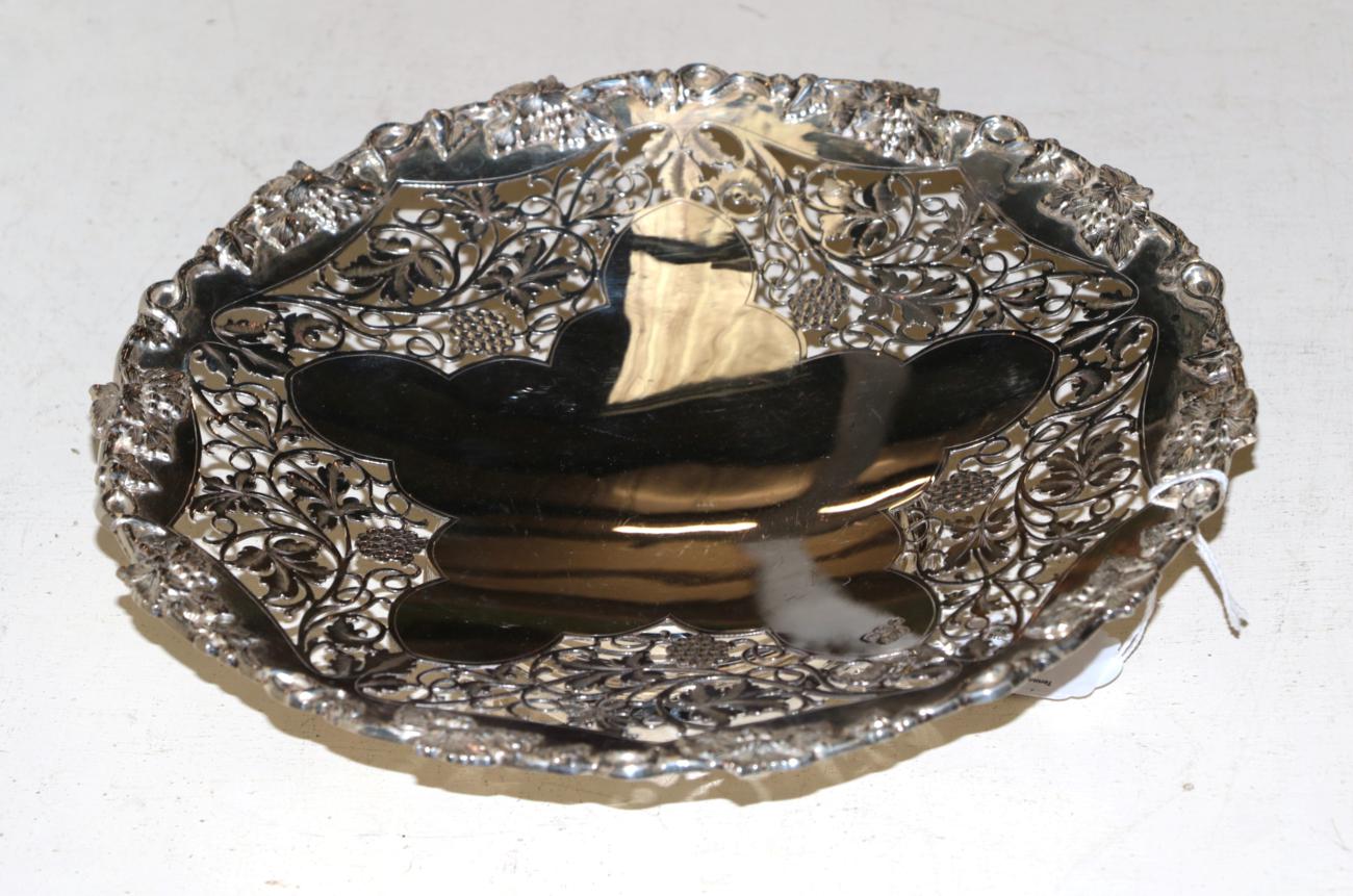 Lot 238 - A George VI silver bowl, by Stower and Wragg Ltd, Sheffield, 1939, shaped circular and with...