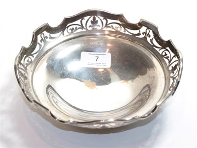 Lot 7 - A George V silver bowl, by Martin Hall and Co. Ltd., Sheffield, 1921, circular, with shaped rim...