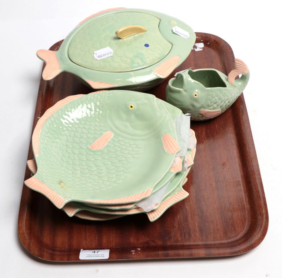 Lot 47 - A Shorter and Sons 'Fish' pattern fish set, with six plates, sauce boat and fish server