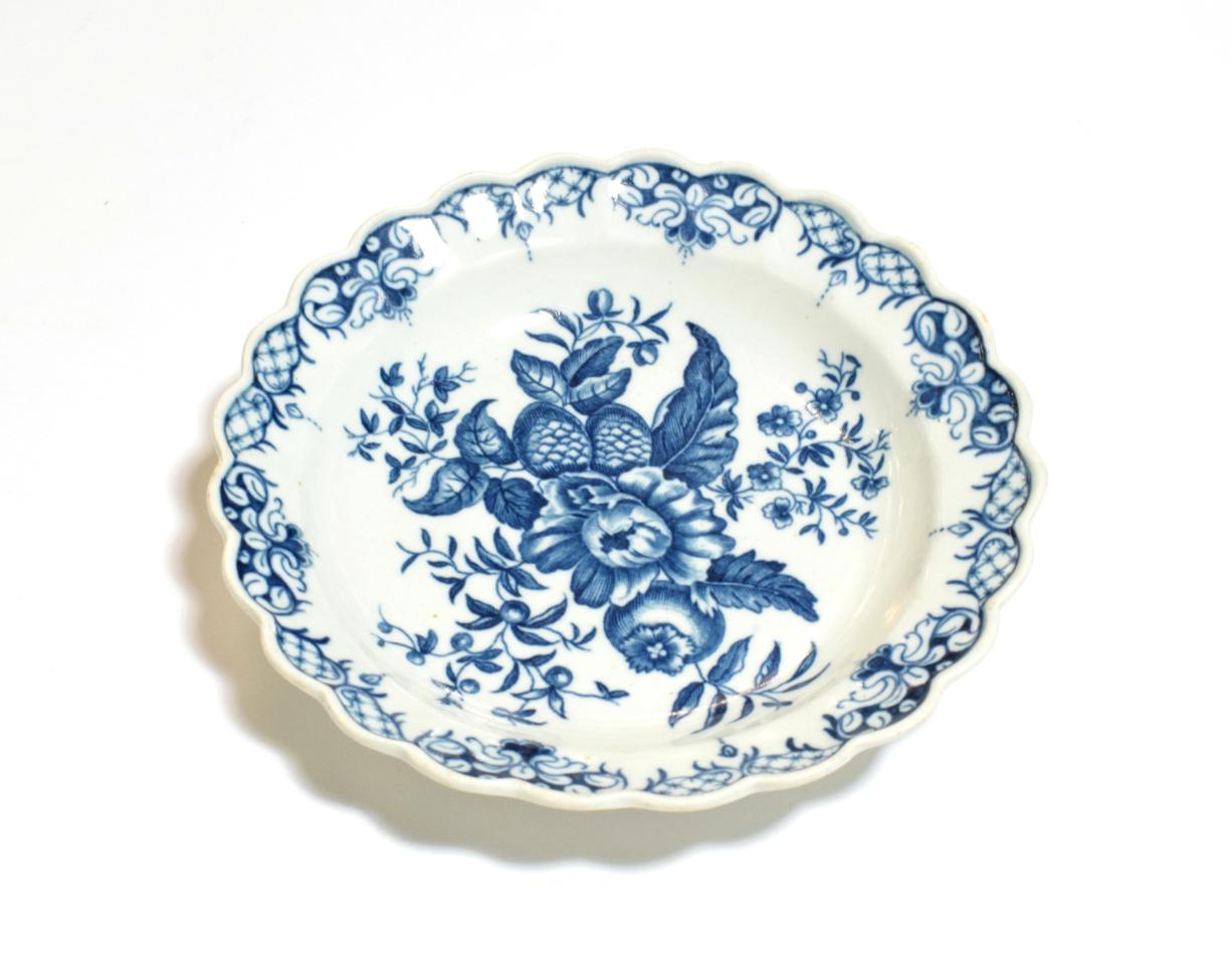 Lot 245 - An 18th century Caughley blue and white scalloped dish, 18.5cm diameter