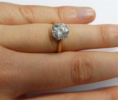 Lot 353 - An 18 Carat Gold Diamond Solitaire Ring, the round brilliant cut diamond in a white claw setting to