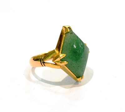 Lot 218 - An aventurine quartz ring, finger size I1/2