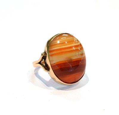 Lot 238 - An agate ring, stamped '585', finger size O1/2