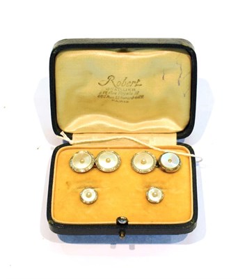 Lot 269 - A mother of pearl cufflink and dress stud set (one cufflink head does not match)