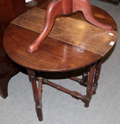 Lot 1295 - An early 18th century oak gateleg table of small proportions, 87cm extended