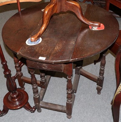 Lot 1352 - An early 18th century oak gateleg table