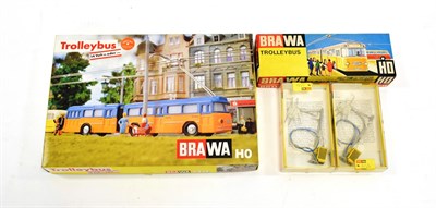 Lot 3255 - Brawa HO Gauge 6102 Trolley Bus Set with power and trailer coach and catenary supports (in original