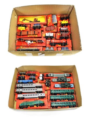 Lot 3265 - Triang OO Gauge R257 Double Ended Twin Pantograph Diesel green, three TC Series coaches, 2xR241...