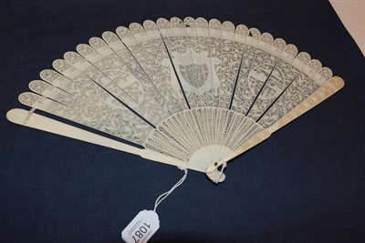 Lot 1087 - A large late 18th century carved ivory brisé fan, Qing dynasty, the very finely carved 25...