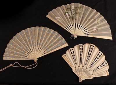 Lot 1099 - An early 20th century bone fan, the monture gently shaped with slight gold and pink decoration, the