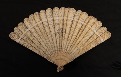 Lot 1107 - A circa 1840's Chinese carved ivory brisé fan, Qing Dynasty, the nineteen inner sticks well carved