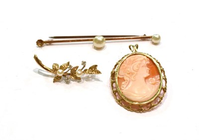 Lot 423 - A cameo brooch/pendant in a 9 carat gold mount, measures 3cm by 4.5cm; a cultured pearl bar brooch