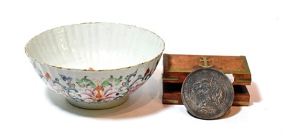 Lot 70 - An 18th century Chinese bowl with various scenes of birds and fishing and a 10,000 yen coin