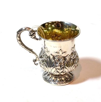 Lot 127 - A George IV silver mug, maker's mark ?E, London, 1829, baluster, the lower body chased with foliage