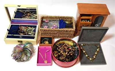 Lot 216 - A quantity of costume jewellery including compacts; chains; pendants; bangles; beaded...