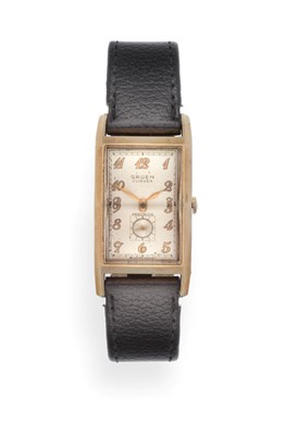 Lot 3205 - A 10 Carat Gold Filled Curved Wristwatch, signed Gruen, model: Curvex Precision, circa 1945,...