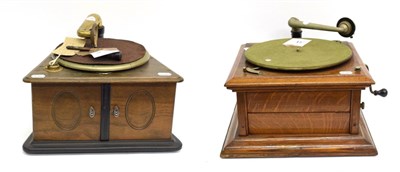 Lot 3083 - A Columbia Graphophone Re-Entrant Gramophone, with Columbia soundbox, 12-inch turntable, speed...