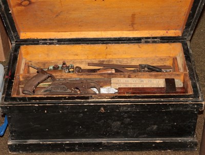 Lot 204 - A joiners chest and contents