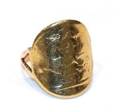 Lot 290 - A bent sovereign ring (worn), finger size O