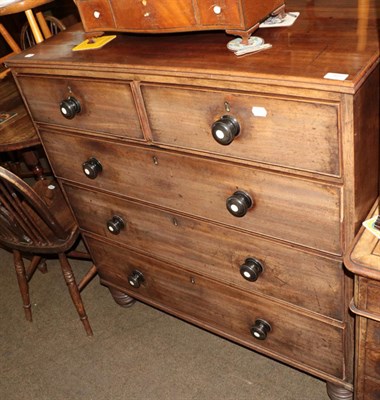 Lot 560 - A Regency mahogany chest of drawers, with two short drawers over three graduated long drawers, with