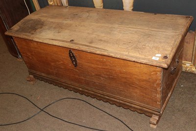 Lot 585 - A large early 19th century oak coffer