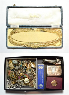 Lot 42 - A small quantity of costume jewellery including brooches, pendants, necklaces, a stick pin, a...