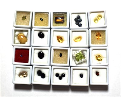 Lot 129 - A quantity of loose gemstones including sapphires, citrines, tiger's-eye, multiple small peridot, a