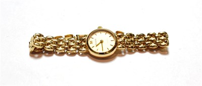 Lot 149 - A ladies 9 carat gold Accurist wristwatch, with a Accurist box