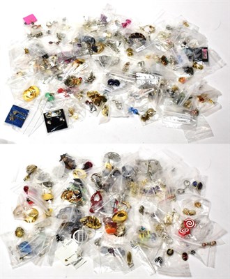 Lot 164 - A large quantity of costume jewellery earrings