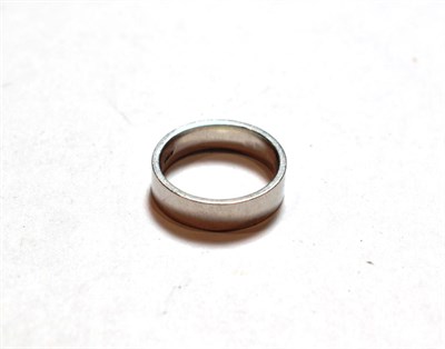 Lot 173 - A platinum band ring, finger size L