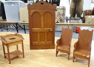 Lot 1065 - Early 20th century Arts and Crafts style dolls house bedroom suite of furniture, some of the pieces