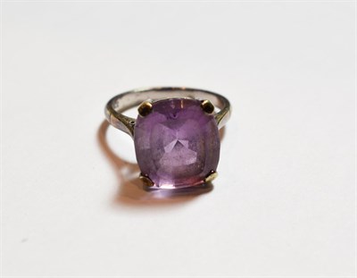 Lot 137 - An amethyst ring, stamped '9CT', finger size R