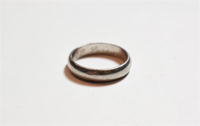 Lot 138 - A platinum band ring, finger size T1/2