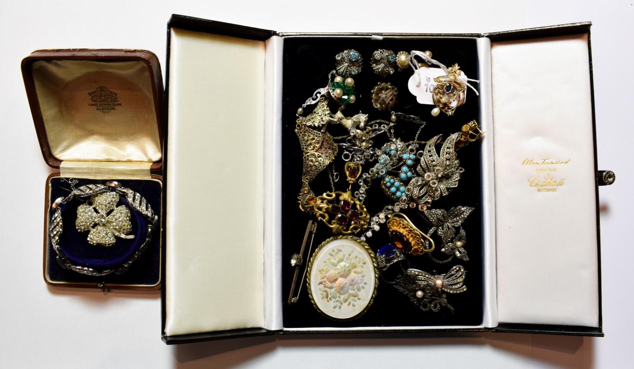 Lot 174 - Assorted jewellery including a Victorian garnet brooch; a pair of earrings stamped '9CT'; a 9 carat
