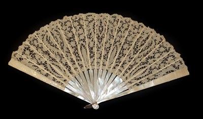 Lot 4108 - A Carrickmacross Guipure Needle Lace Fan, late 19th/early 20th century, the leaf mounted on...