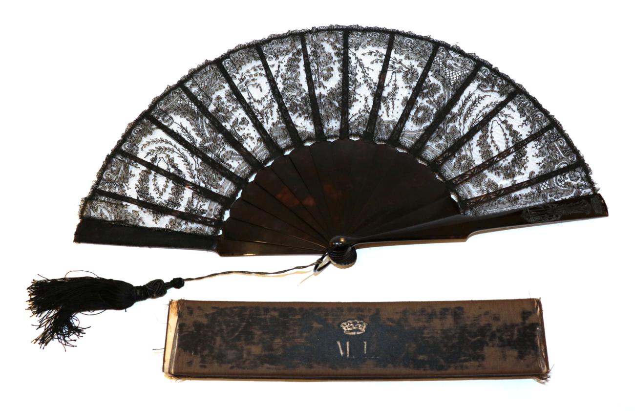 Lot 4109 - A Late 19th Century Black Chantilly Lace Fan, the leaf mounted on tortoiseshell, the upper...