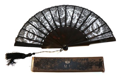 Lot 4109 - A Late 19th Century Black Chantilly Lace Fan, the leaf mounted on tortoiseshell, the upper...